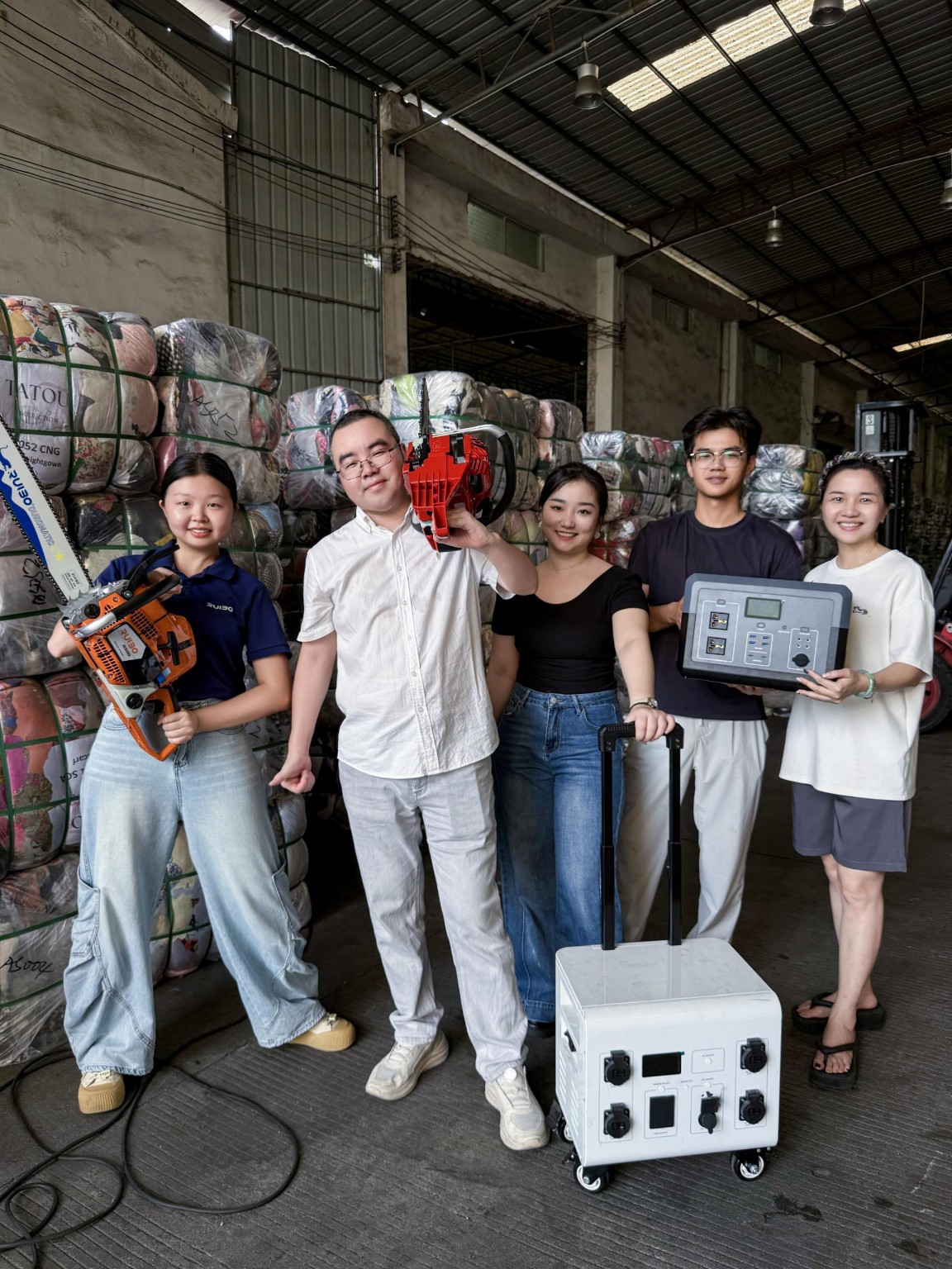 老吴与团队在工厂展示产品的真实合影